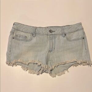 Bullhead Light Wash Frayed Jean Shorts Size 9